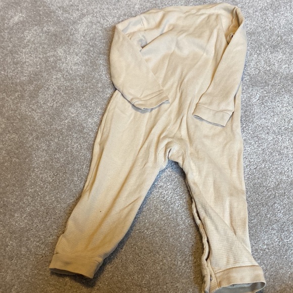 Old navy baby romper 18-24 months - Picture 2 of 3